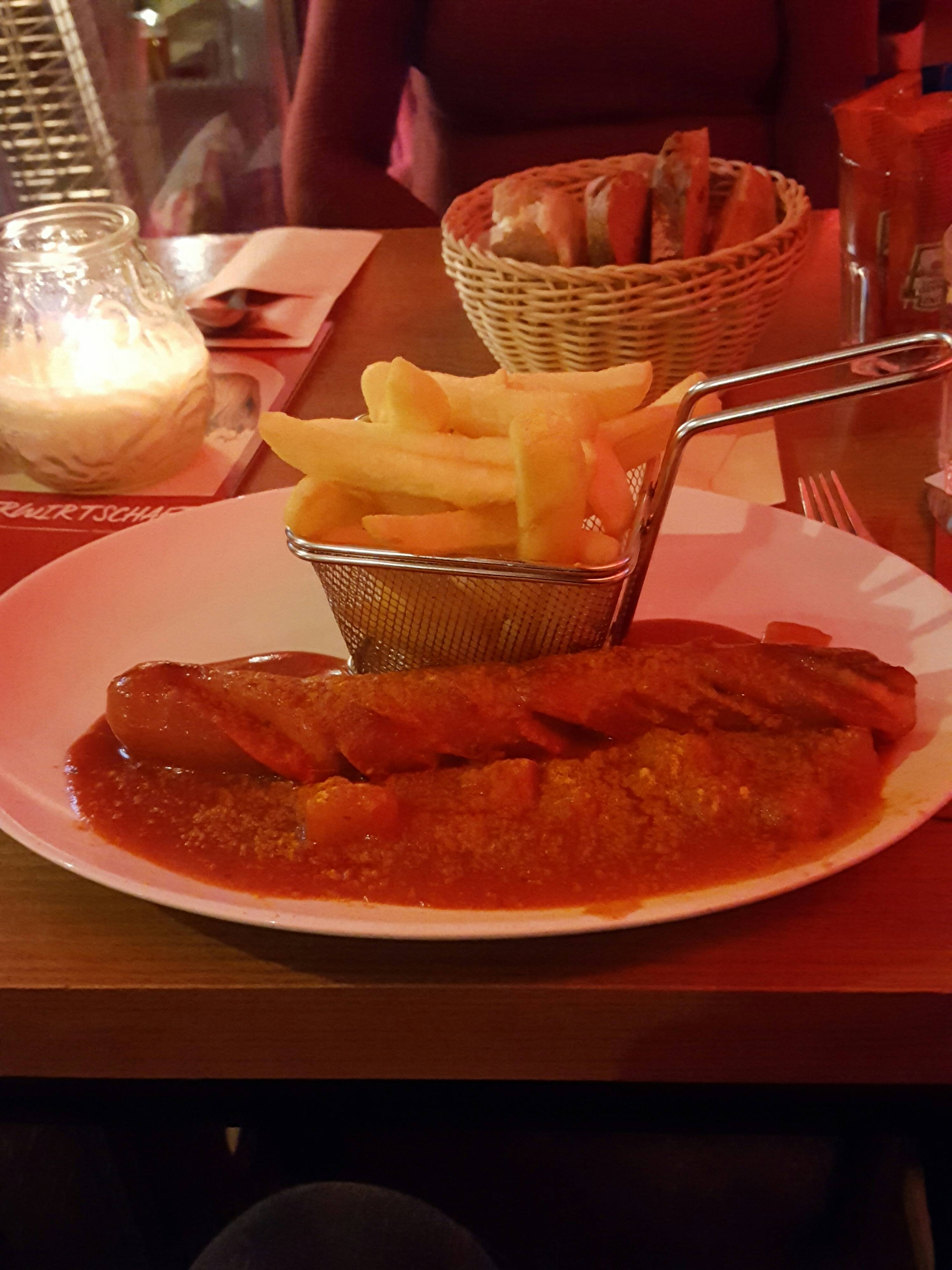 Currywurst mit Pommes