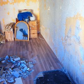 Asbestkleber unter Mauervorbau, Wohnzimmer