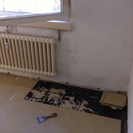 asbesthaltige Flexfloor-Platten und Kleber im Schlafzimmer