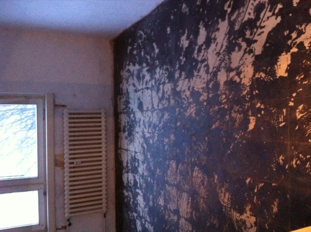 asbesthaltiger Schwarzkleber im Schlafzimmer