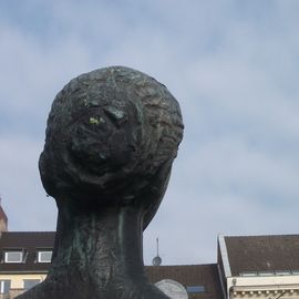 Frau mit totem Kind in Köln