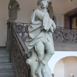 Detail der barocken Treppe eine Figur aus der Comedia dell Arte