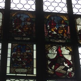 historisches Bleiglasfenster, das nur partiell &uuml;brig geblieben ist aber mit Wappen versehen wurde