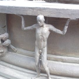 Detail Figur(en) unterhalb der Skulptur 