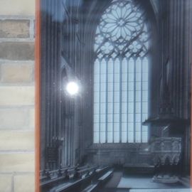 Innenansicht vor der Zerstörung 1943 - Nordseite der Kirche mit Bleiglasfenster