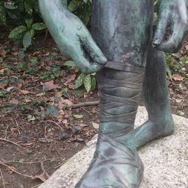 Skulptur Sandalenbinderin in Düsseldorf