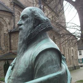 Denkmal - Wilhelm-Fabry neben der Reformationskirche in Hilden