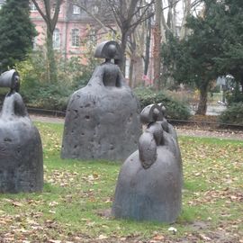 Las Meninas von dem Bildhauer Manolo Valdés im Hofgarten