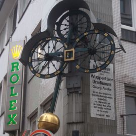 die markante mechanische Uhr über dem Eingang zum Uhrenspezialisten Abeler