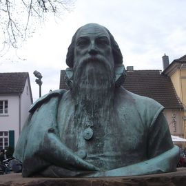 Denkmal - Wilhelm-Fabry neben der Reformationskirche in Hilden