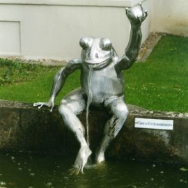 Froschbrunnen am Landesmuseum Detmold in Detmold