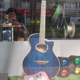 Noch nie so gesehen bunte Gitarren in blau und rot