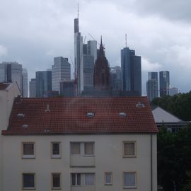 Blick vom Fenster auf die Frankfurter Skyline