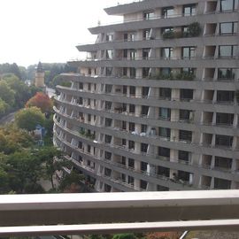 Blick von unserem Balkon (das Haus gegenüber gehört nicht zum Hotel) in der 7. Etage