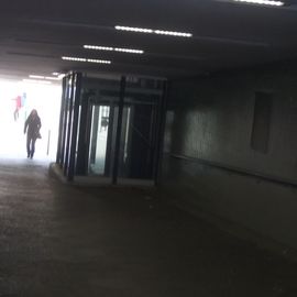 sieht schlimmer als es ist: der Weg aus dem Bahnhof nach draußen, bei dem auch der Aufzug intakt ist...