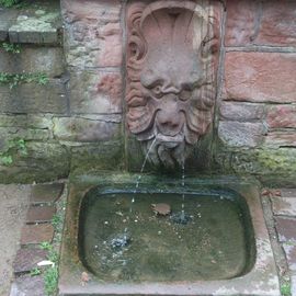 Brunnen neben der Villa