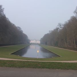 
Aufgenommen März Nachmittag, trotzdem hing immer nich ein dicker Nebel über dem Park und Schloss