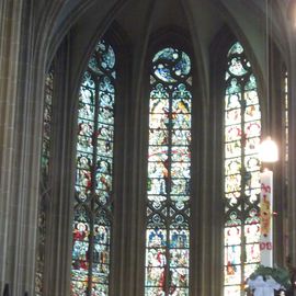 Der Altar mit  den Bleiglasfenstern im Hintergrund