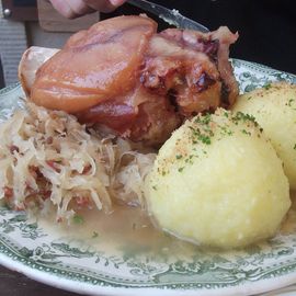  Eisbein mit Klo&szlig; und Sauerkraut 11,50 &euro;