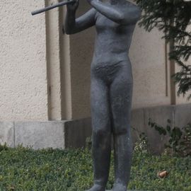 Skulptur "Flötenspielerin" vor der Hoffnungskirche in Berlin