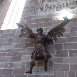 barocker Engel zwischen mittelalterlichen Mauern: Erzengel Michael in Kampfmontur hergestellt nach 1650
