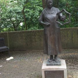 Statue Zwirnermeisterin Berta Bruchhausen in Hilden