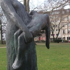 Frau mit totem Kind in Köln