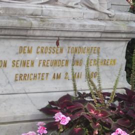 Wiedmungsspruch auf dem Grabmal: "dem großen Tondichter von seinen Freunden und Verehrern errichtet am 2. Mai 1880"