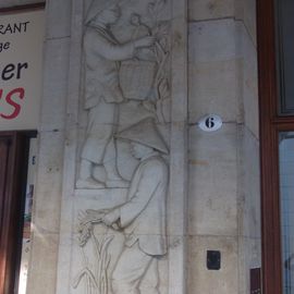 Reliefs am Haus Altmarkt in Dresden