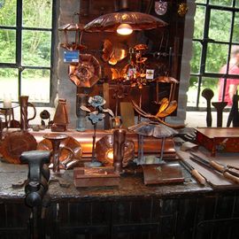 In der Kupferwerkstatt mit Objekten, die im Museumsshop gekauft werden k&ouml;nnen, die hier live hergestellt werden