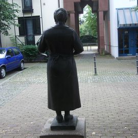 Statue Zwirnermeisterin Berta Bruchhausen in Hilden