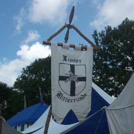 Banner an einem der Zelte