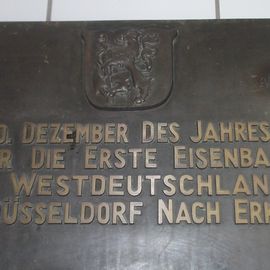 Gedenktafel der Düsseldorf-Elberfelder Eisenbahn-Gesellschaft im Seitengang des HBF Düsseldorf in Düsseldorf