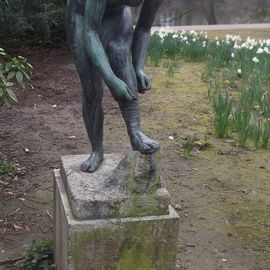 Skulptur Sandalenbinderin in Düsseldorf