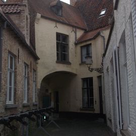 schmale Gasse mit historischen Häusern in Brügge 