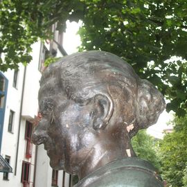 Statue Zwirnermeisterin Berta Bruchhausen in Hilden