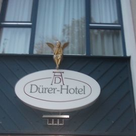 Namensschild des Hotels über dem Eingang