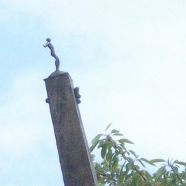 Figur oben am Obelisk