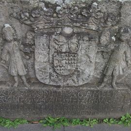 Wappen auf dem Brunnen