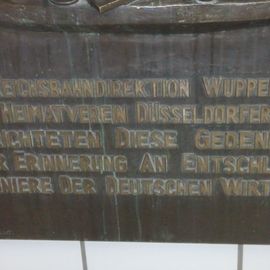 Gedenktafel der Düsseldorf-Elberfelder Eisenbahn-Gesellschaft im Seitengang des HBF Düsseldorf in Düsseldorf