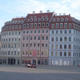 Außenansicht Einkaufszentrum QF mit Dresden Information