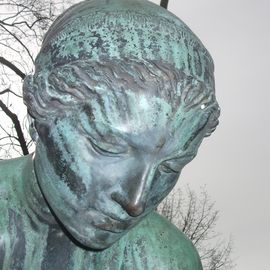 Skulptur Sandalenbinderin in Düsseldorf