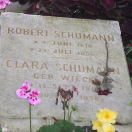 Grabstein mit Lebensdaten von Robert und Clara Schumann