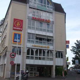 Das Falcenbergcenter, mit Außenschildern der einzelnen Geschäften, die sich dort befinden