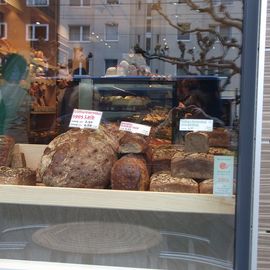 lecker Auslage in der Bäckerei Schüren