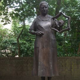 Statue Zwirnermeisterin Berta Bruchhausen in Hilden