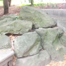 Felsen auf der linken Seite