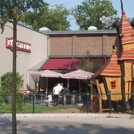 Außenterrasse mit ungewöhnlichem hauseigenen Spielplatz