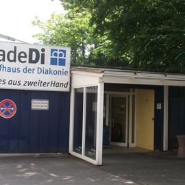 KadeDi, ein Kaufhaus, der wie eine Garage aussieht... Doch im Verborgenen eine richtige Fundgrube
