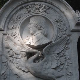 Medaillon mit Roberts Konterfei und einem Schwan - Symbol für die Unsterblichkeit